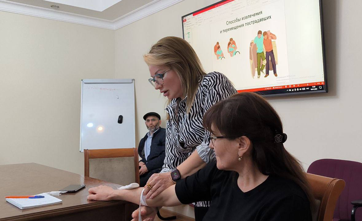 Сотрудники Госжилинспекции РД освоили навыки оказания первой помощи
